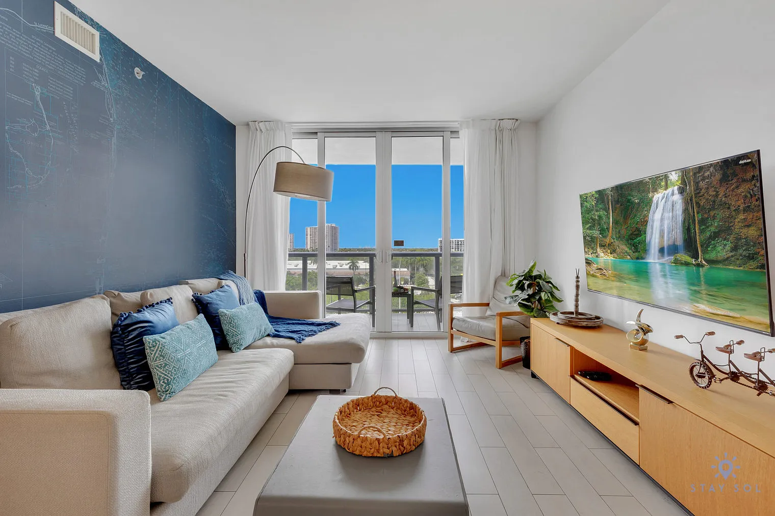1 bed, 1.0 bath, 699 sqft, $1,913 — Photo 2
