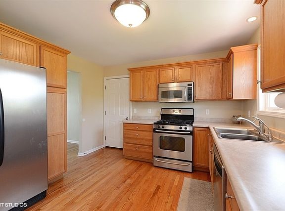 5th image of 635 Yorkshire Dr