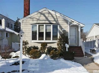 52 Bell St, Valley Stream, NY 11580