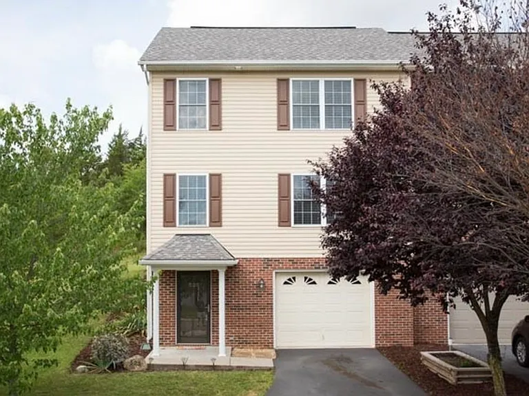 525 Pointe Dr — Photo 3