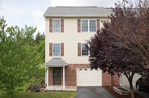 525 Pointe Dr Photo 1
