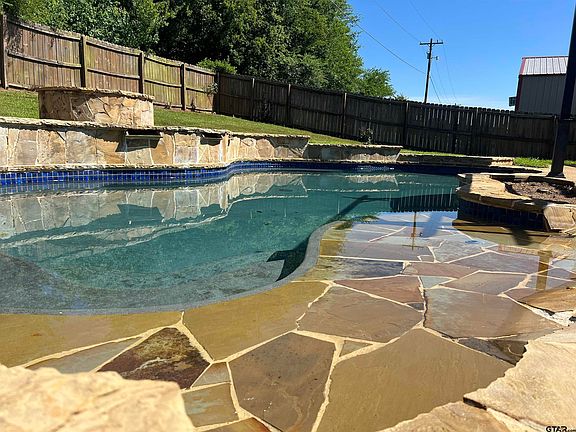 5th image of 105 Towering Oaks Ln