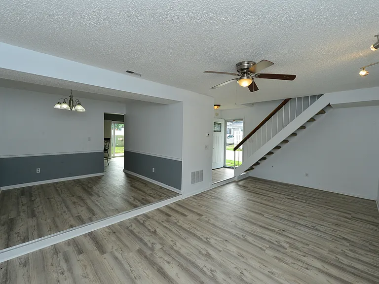 806 Jamestowne Dr — Photo 2