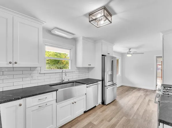 1125 E St N, Suffield, CT 06078