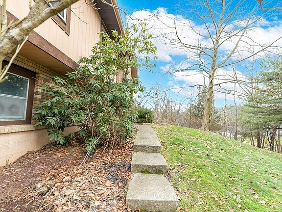 4th image of 12 Spruce Dr NE