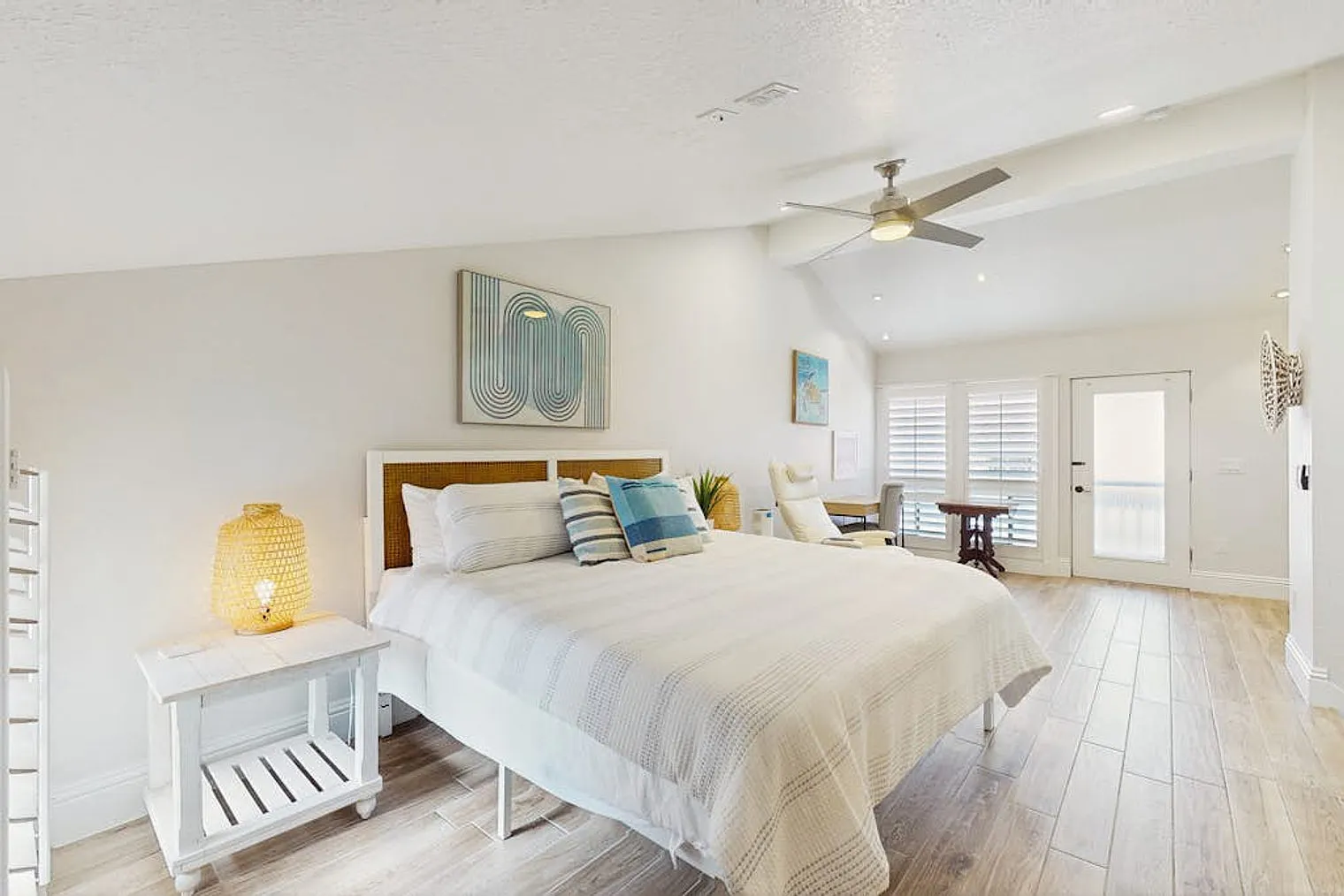 2 bed, 2.0 bath, 1054 sqft, $5,886 — Photo 3