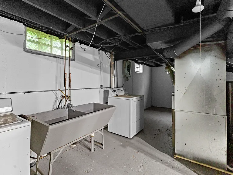 929 White Ave — Photo 22