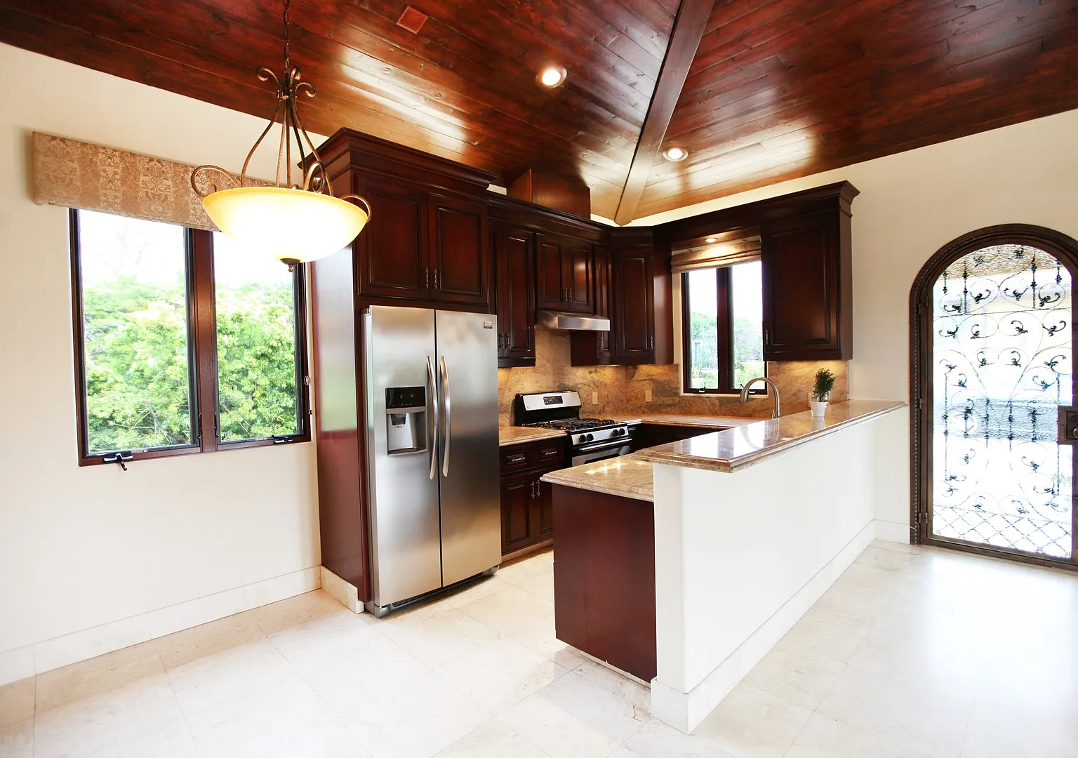 Luxury 3 bed 3 bath home available for rent in Malibu! — Photo 1