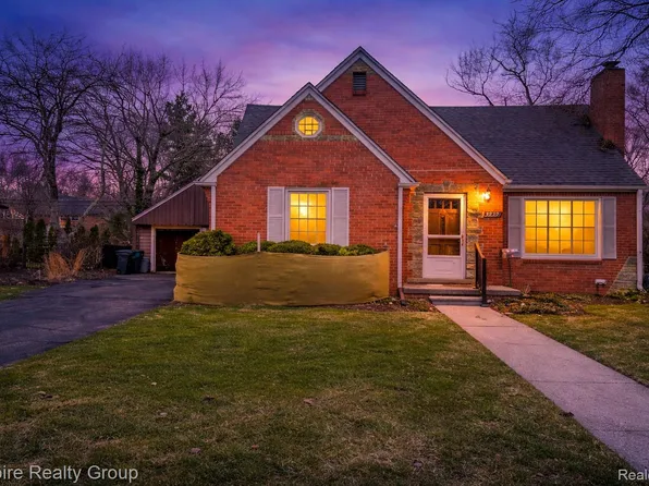 32321 Arlington Dr, Beverly Hills, MI 48025