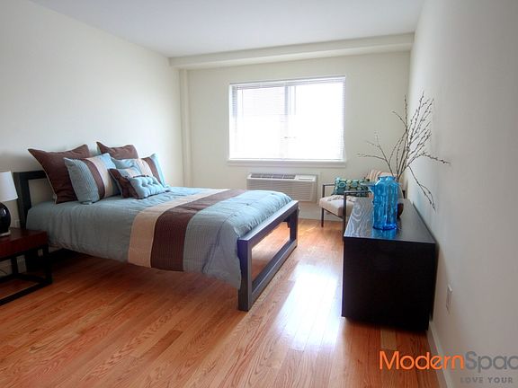 3rd image of 3135 31st St Unit 505