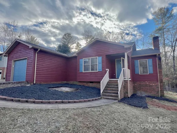 69 Saint Charles Ct, Hickory, NC 28601