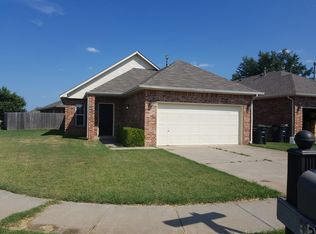 1204 Blue Ridge Ln, Moore, OK 73160