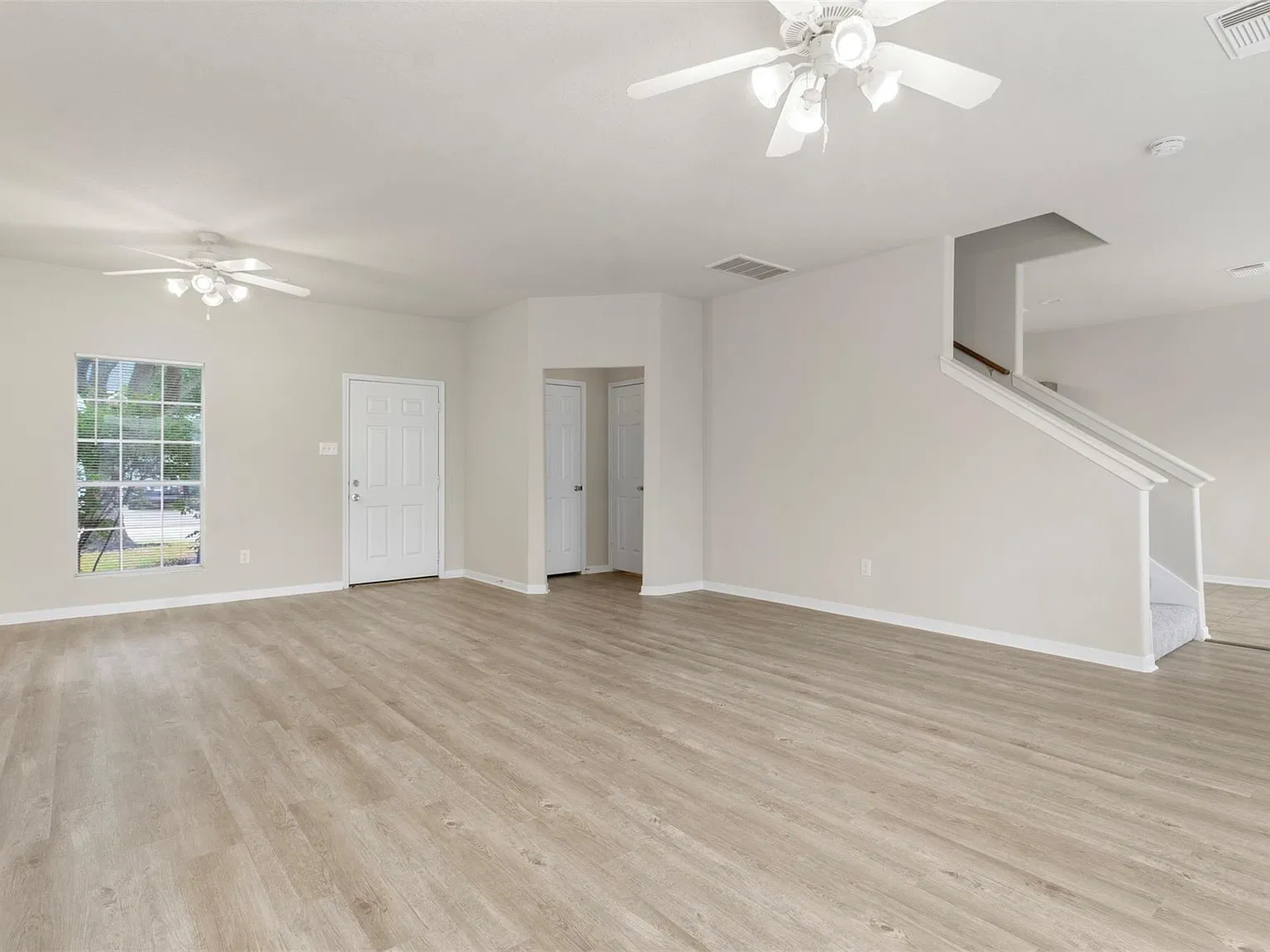 4 bed, 2.5 bath, 1936 sqft, $2,400 — Photo 4
