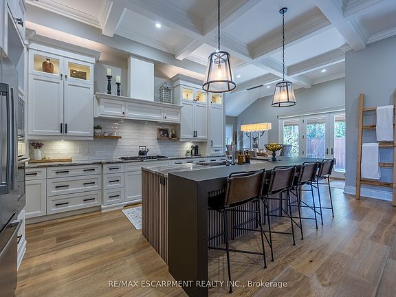4th image of 11 Greenleaf Ln #3