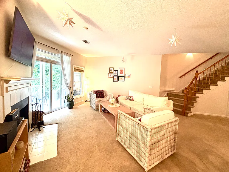 37 Bradford Commons Ln — Photo 10