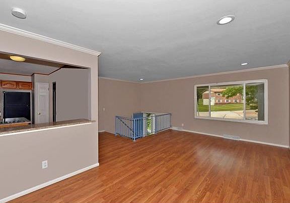 3rd image of 384 Crestbury Dr