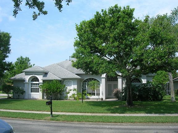 3rd image of 5742 Newbury Cir
