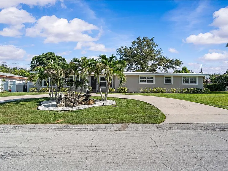 327 Sunny Ln — Photo 32