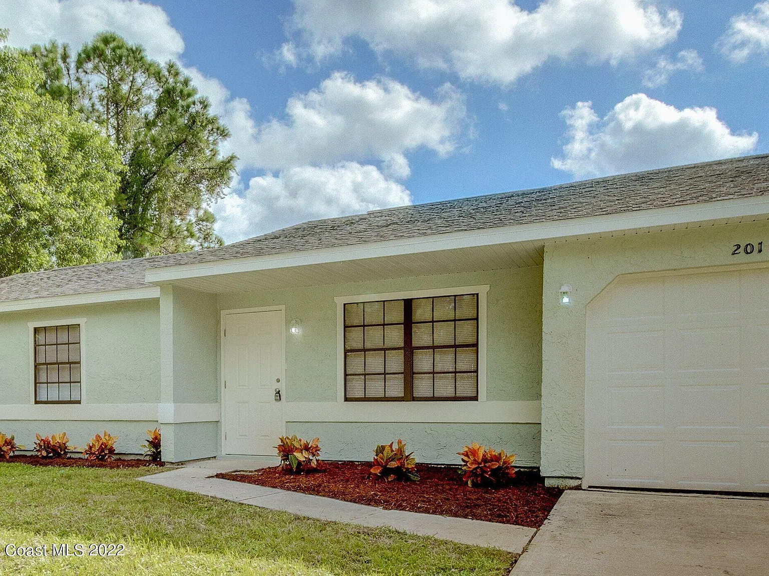 3 bed, 2.0 bath, 1314 sqft, $1,850 — Photo 2