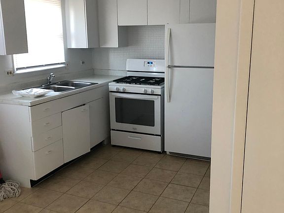 2nd image of 1948 Oak St APT 1W