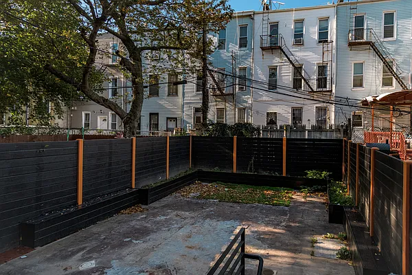 Rented by Venn NY Inc | media 29