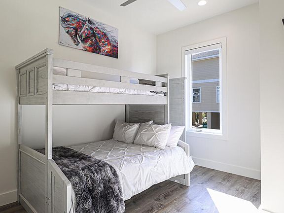 4th image of 136 Markham Dr