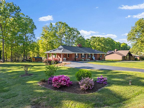 4th image of 220 Cambridge Dr