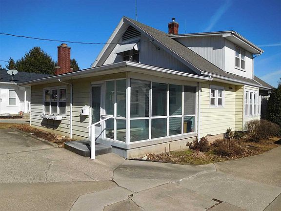 4th image of 1513 Newton St