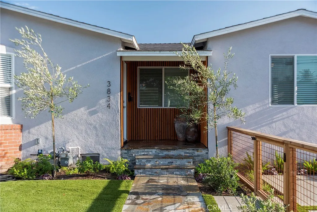 3 bed, 1.5 bath, 1700 sqft, $4,200 — Photo 2