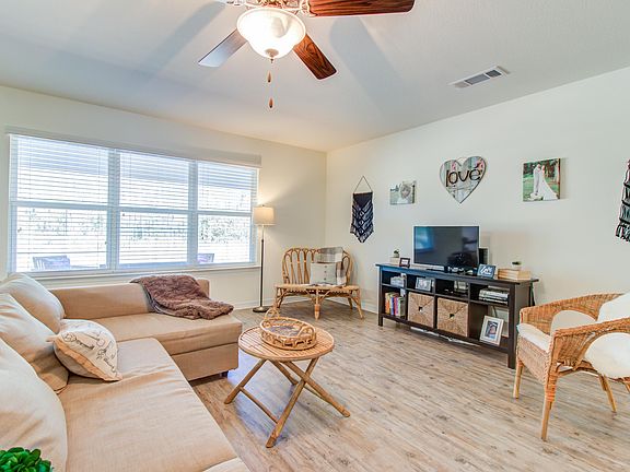 3rd image of 18 Whisperwood Ln