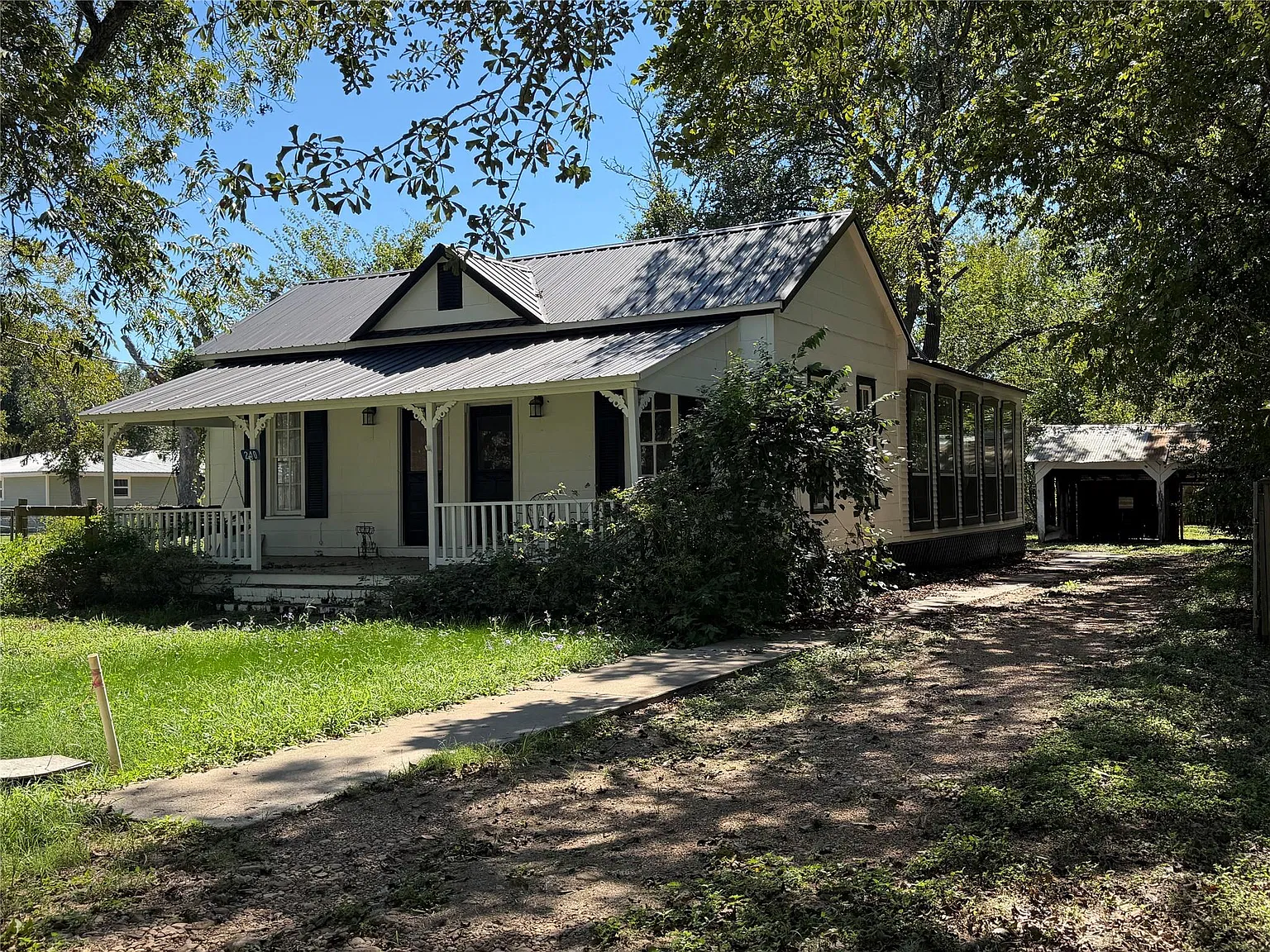 3 bed, 1.5 bath, 1308 sqft, $1,500 — Photo 2