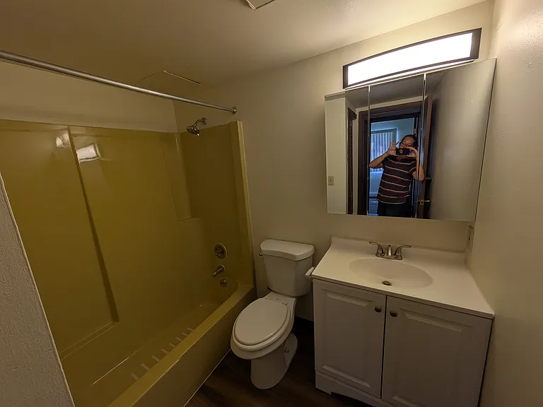 Chateau Apartments — Photo 23
