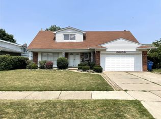 26950 Rochelle St, Dearborn Heights, MI 48127
