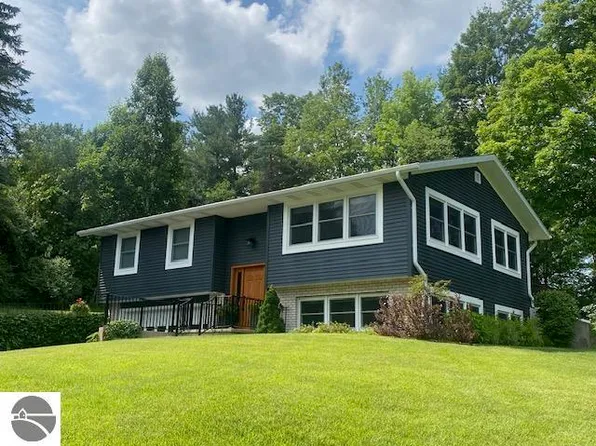 9975 E Pickwick Ct, Traverse City, MI 49684