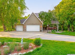 30 Bur Oak Ln, Mason City, IA 50401