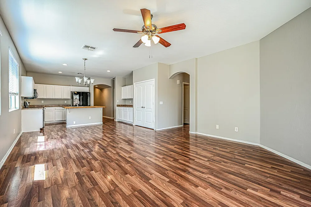 4 bed, 3.0 bath, 1818 sqft, $2,070 — Photo 3