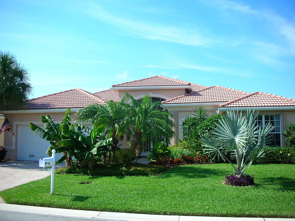 UPSCALE EXTERIOR. BEAUTIFULY LANDSCAPED. NICE TROPICAL SETTING.INTER LOCATION