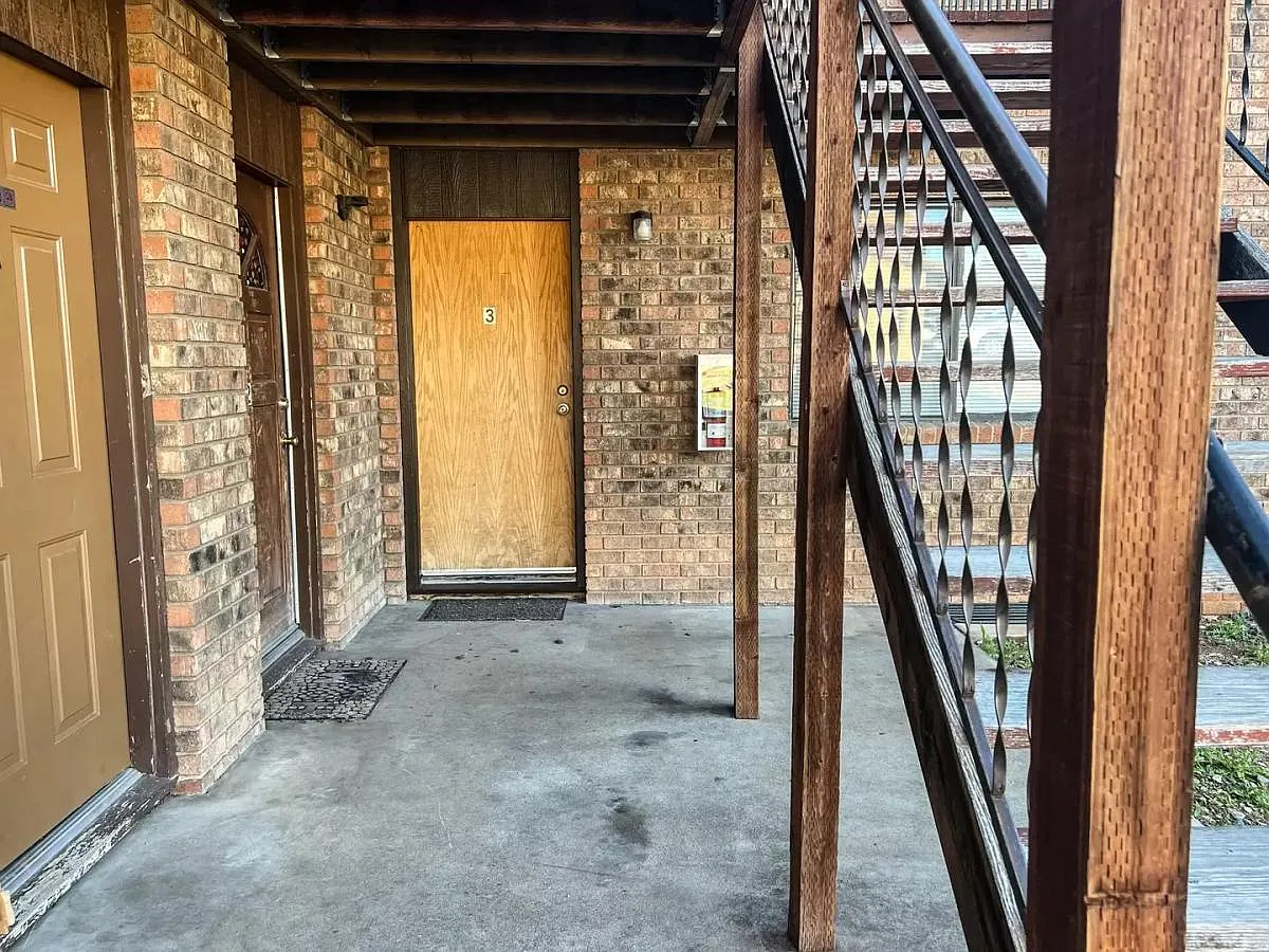 Building Photo - 2495 S Mountain View Dr #3