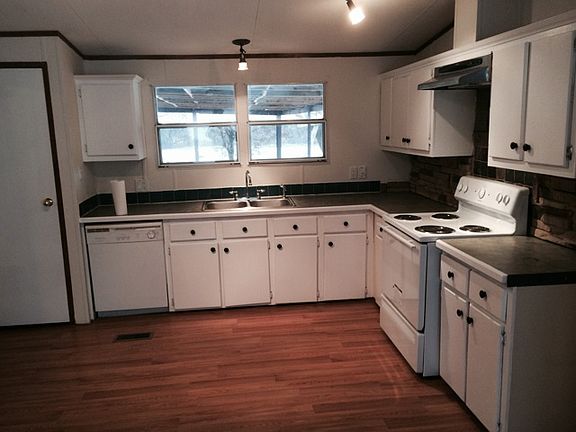 Huge kitchen/new stove
