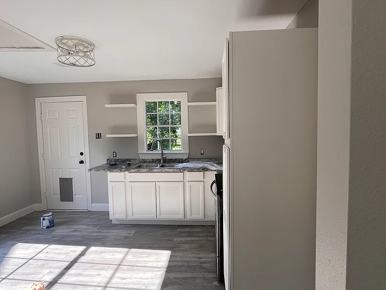 401 Roosevelt Cir — Photo 5