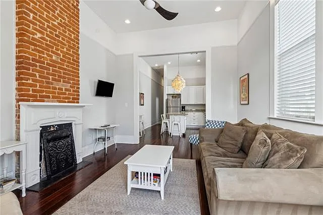 2 bed, 2.0 bath, 983 sqft, $2,000 — Photo 2