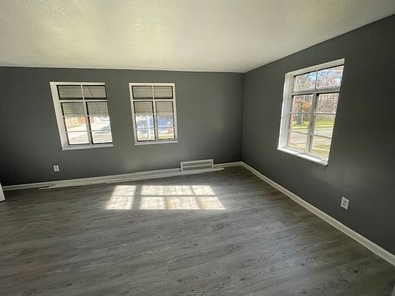 3rd image of 420 E 222nd St #1