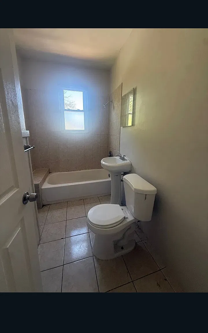 81 Montgomery Ave — Photo 2