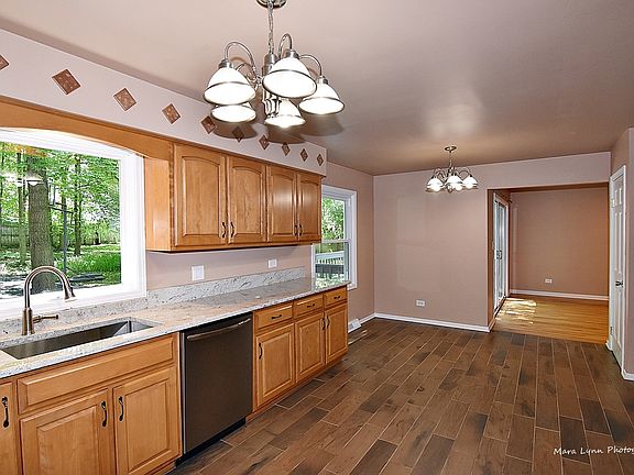 3rd image of 825 Greenwood Ct