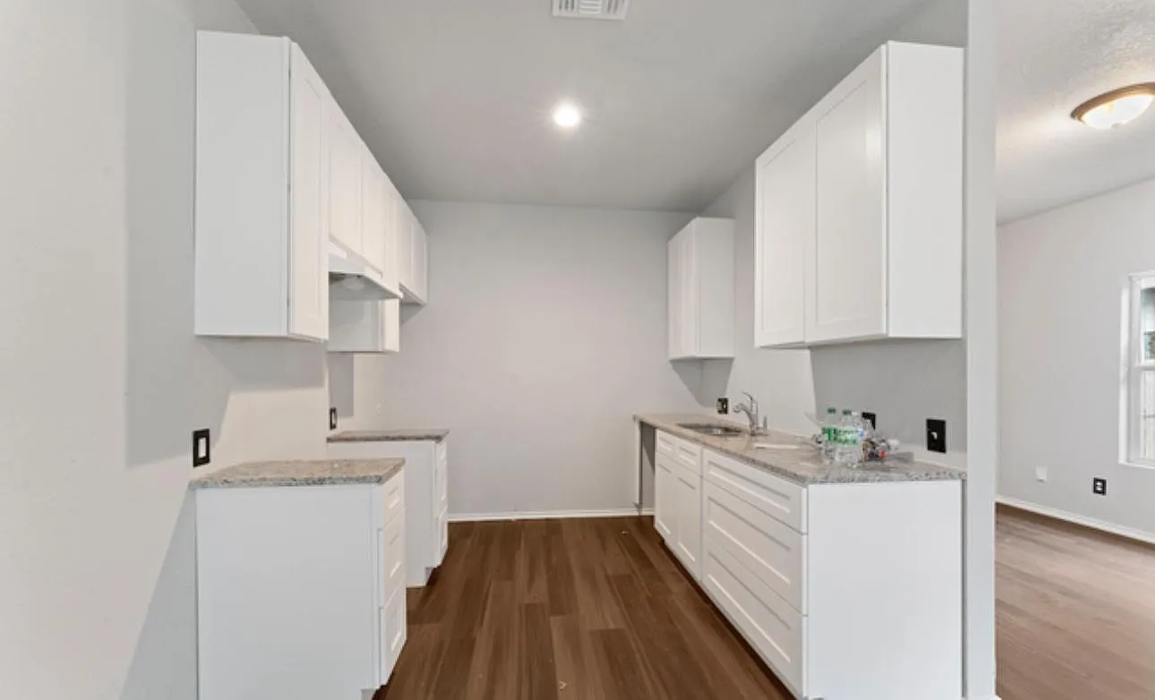 228 Monclova Aly — Photo 2