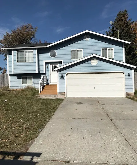 1892 Peggys Ln — Photo 1
