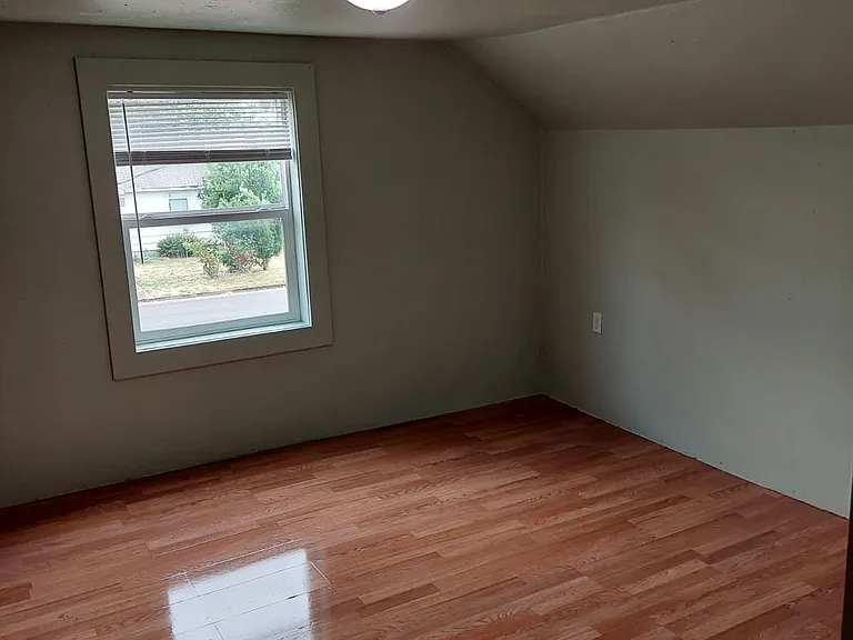 335 15th Ave SE — Photo 9