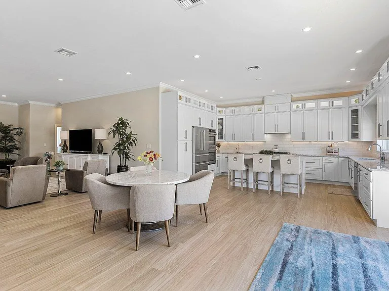 1008 SE 10th Ct — Photo 14