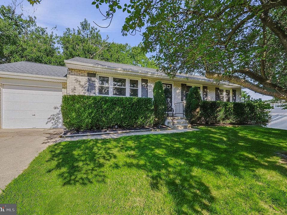 1st image of 13 Cornwall Dr