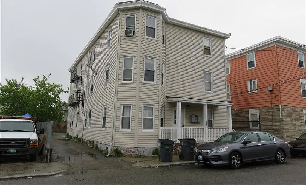 3 bed, 850 sqft, $1,775 — Photo 1